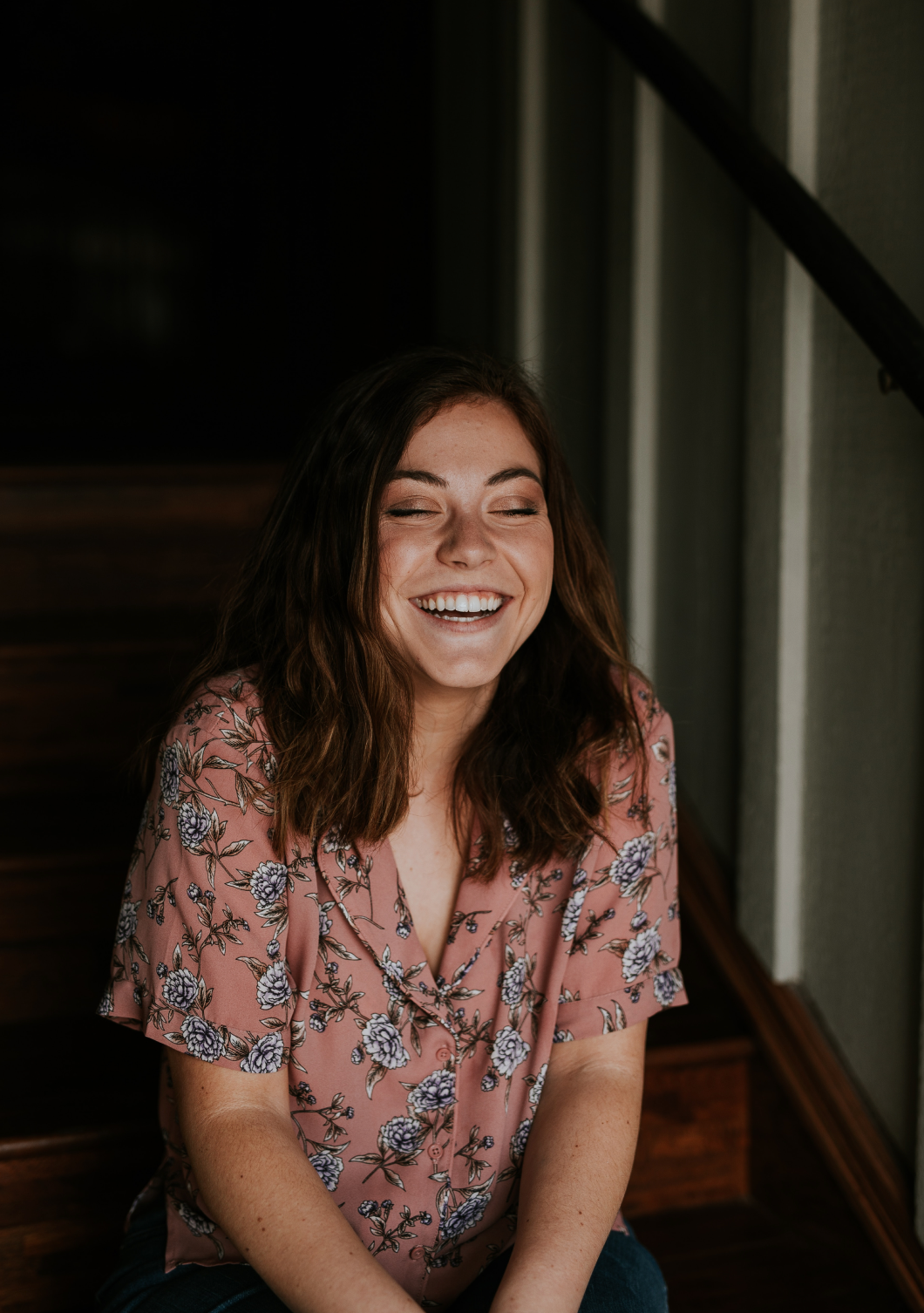 Mujer sonriendo con alivio y calma